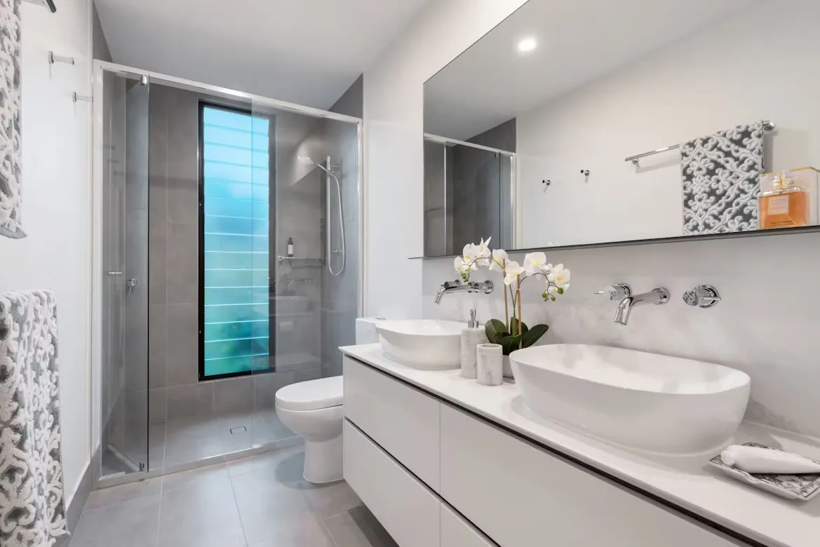 A fresh, tidy bathroom with a bath and mirror